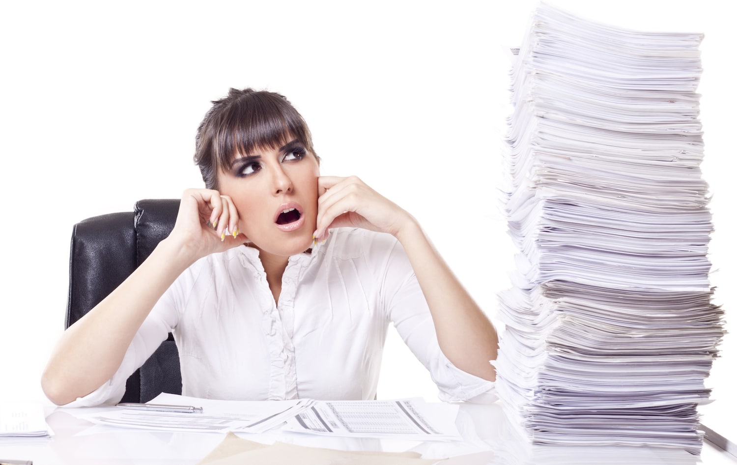 personne ennuyée avec une grand tas de documents