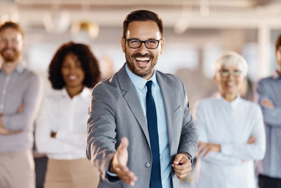 une personne souhaite la bienvenue à un nouveau collaborateur en lui tendant la main
