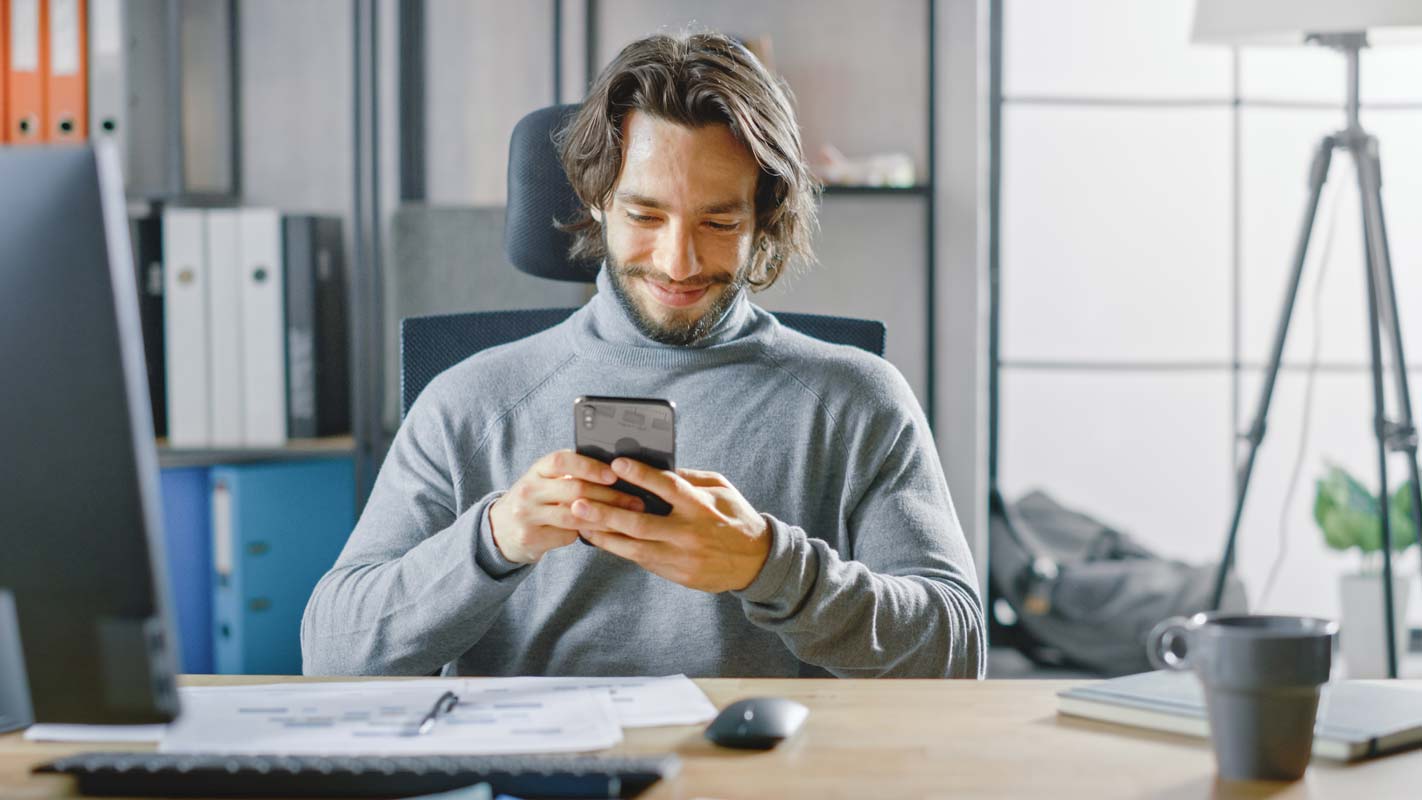 une personne consulte son dossier rh sur son téléphone mobile