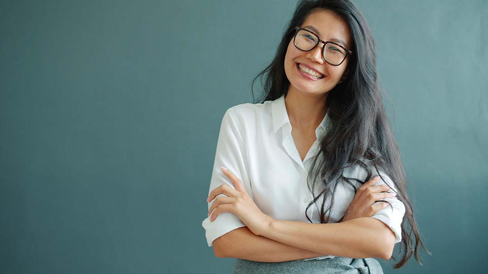 femme candidate contente d’avoir reçu une réponse à sa candidature grâce au logiciel RH suisse et l’ATS de Johdi